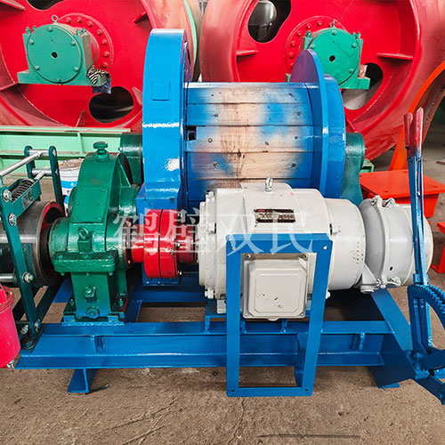 鑿井絞車廠家生產(chǎn)的JT-0.8×0.6P礦用提升絞車發(fā)貨！